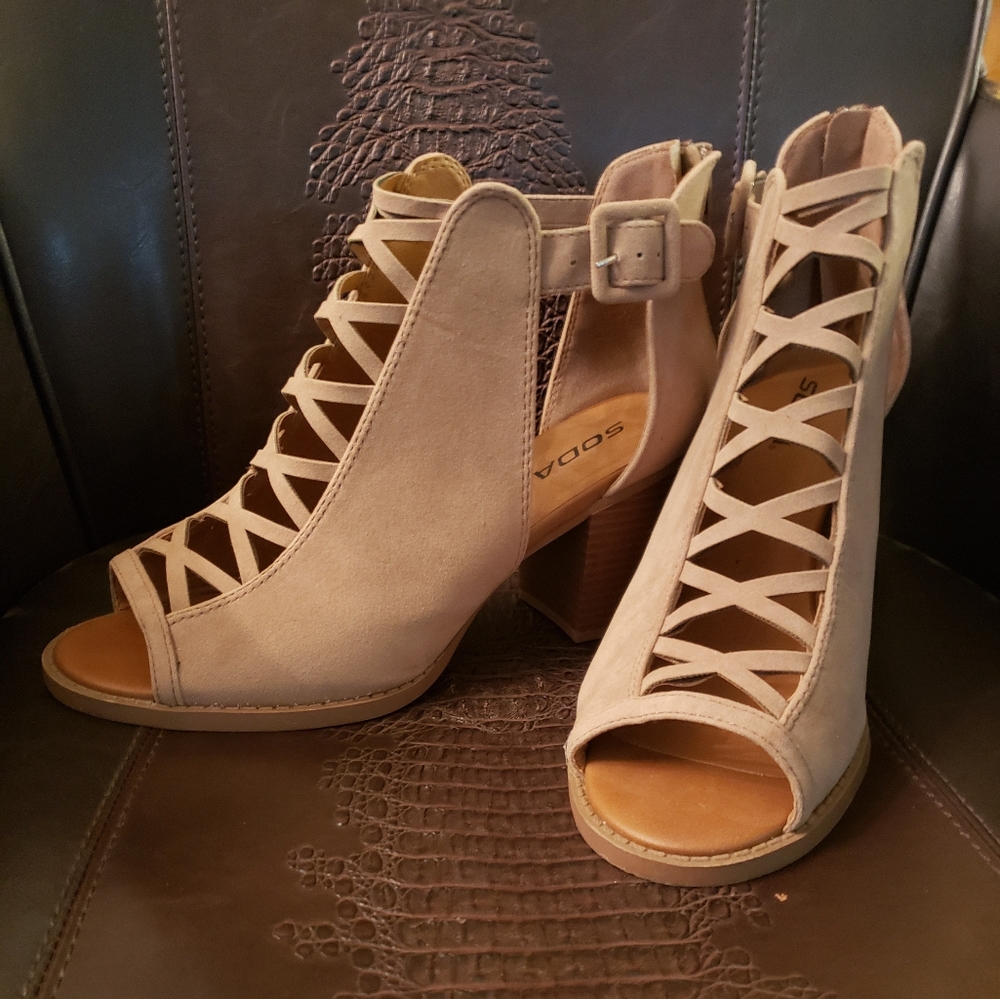 Shoes - Picture 4 of 4